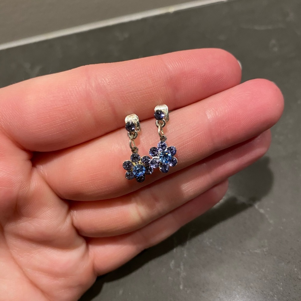 Flower detailed earrings